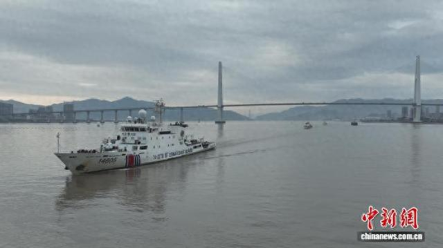 图为福建海警局舰艇编队开展狭水道航行训练。王昊摄