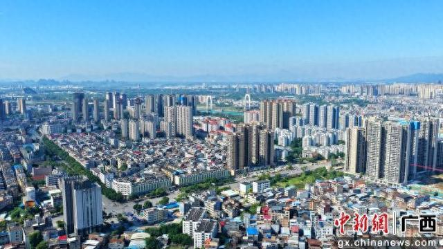 港南中心城区日新月异。刘志宁 摄