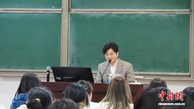 2025年10月，姜广涛在中国人民大学进行配音讲座。受访者供图