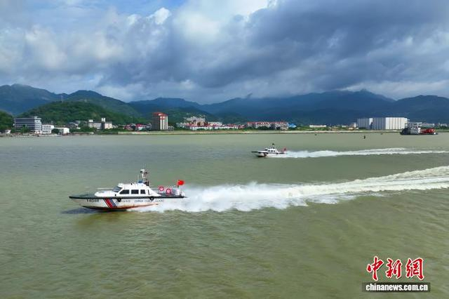 图为福建海警局摩托艇编队开展海上处突训练。王昊摄