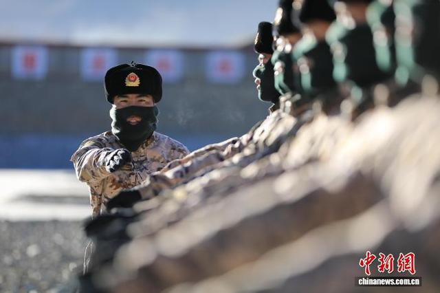 图为教练员纠正官兵队列动作。 杨凯 摄 