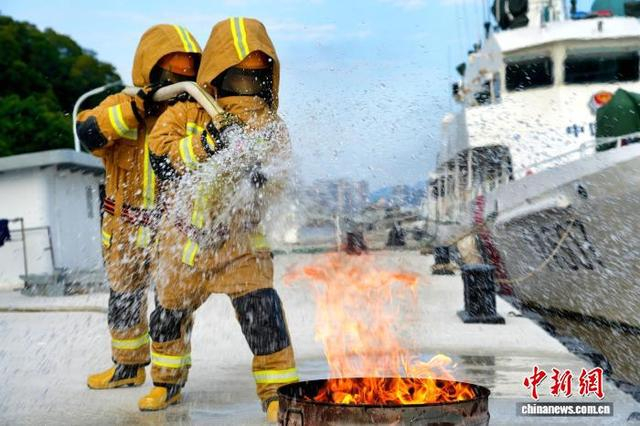 图为福建海警局执法员开展消防灭火训练。王昊摄