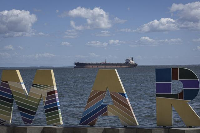 当地时间2025年12月18日，委内瑞拉马拉开波，一艘油轮在马拉开波湖上航行。视觉中国 图