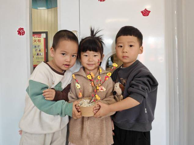 小寒至梅香绕 萌娃巧手品节气