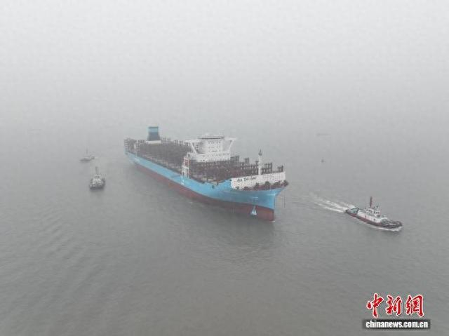 1月6日，“新扬子536”轮从江苏出江试航。沈阳 摄