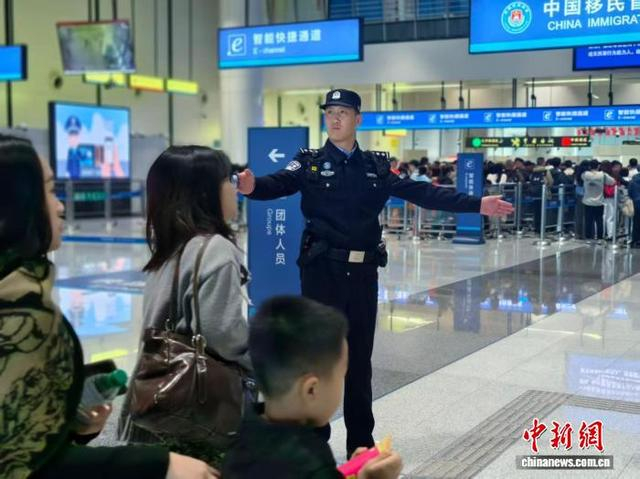 民警引导旅客通关。莲塘边检站供图