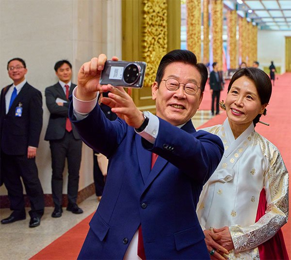 去年11月，亚太经济合作组织（APEC）峰会在韩国庆州举办，习近平主席与李在明会晤时，赠送了两部小米手机。