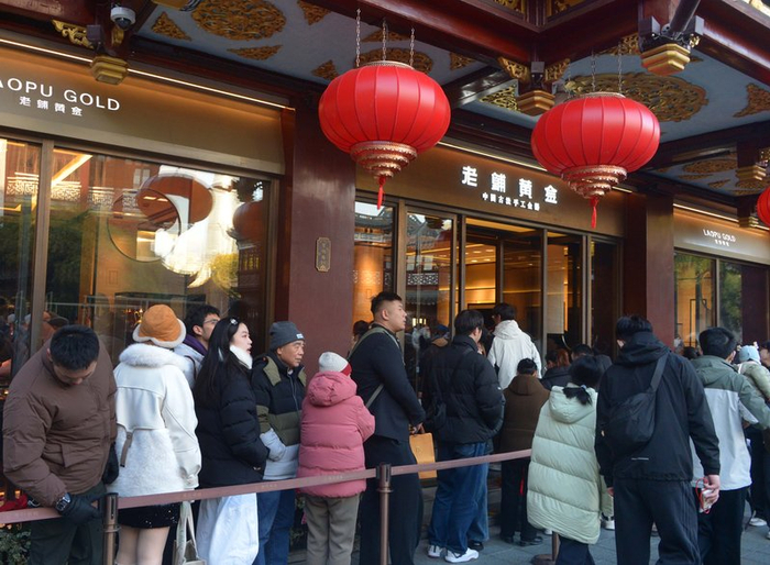 老铺黄金店铺门前排队的消费者。图/ic