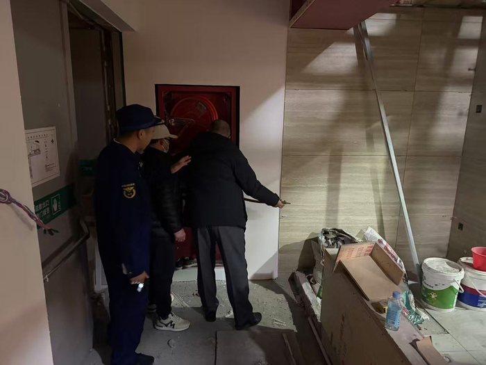 施工现场楼梯间堆放杂物。大兴消防供图