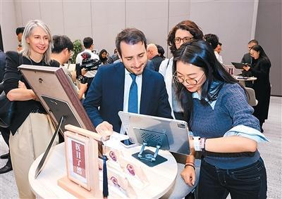 多位驻华使节在“AI庙会”上体验阿里千问。受访者供图