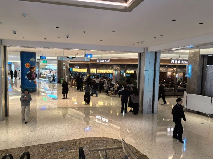 （卓悦中心北区餐饮门店排队场景，21记者拍摄）
