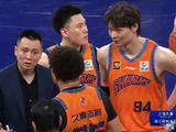 CBA排名变天！上海大胜卫冕冠军登顶，广东遭漏判被绝杀，青岛被以下克上