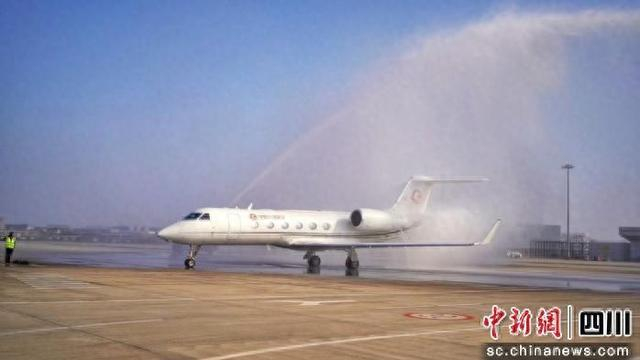 一架湾流G450公务机平稳降落在成都双流国际机场。中东公务航空供图