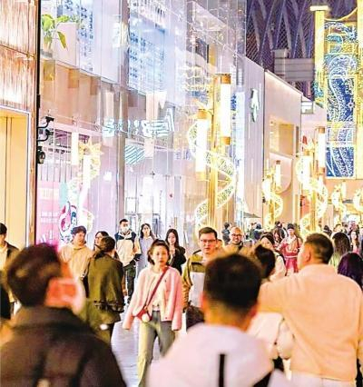 SKP·K大道人流如织。