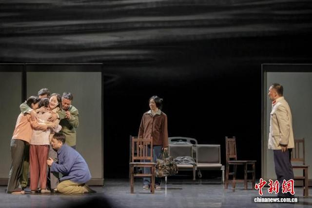 话剧《父母爱情》剧照。 南京市话剧团供图