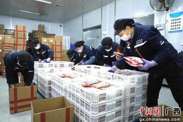 图为工人在包装车间忙碌。兰德波 摄