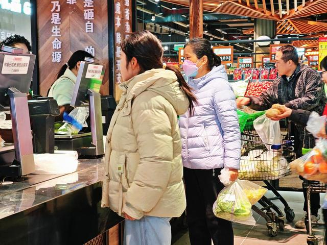 2025年12月26日上午，市民正在国富农场综合商超购物。新华社记者刘振坤 摄