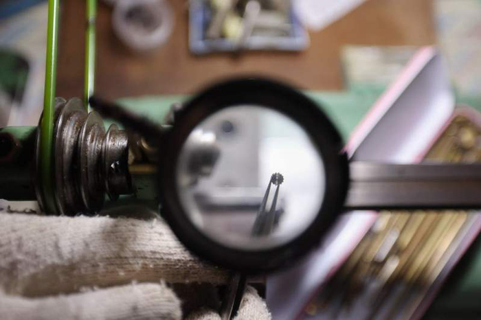 袁亮制作的钟表齿轮。