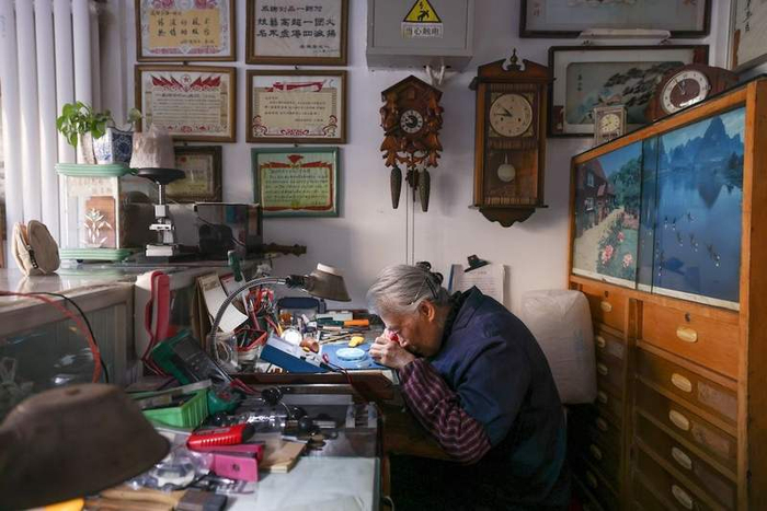 2025年12月24日上午9时，69岁的刘宪平准时坐在修表桌子前，头戴寸镜、手拿螺丝刀，正在仔细检查一块机械表。