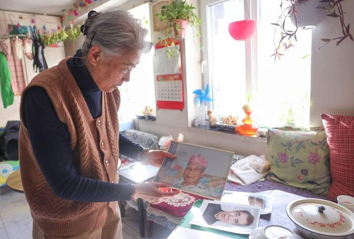 刘宪平展示父亲的老照片。