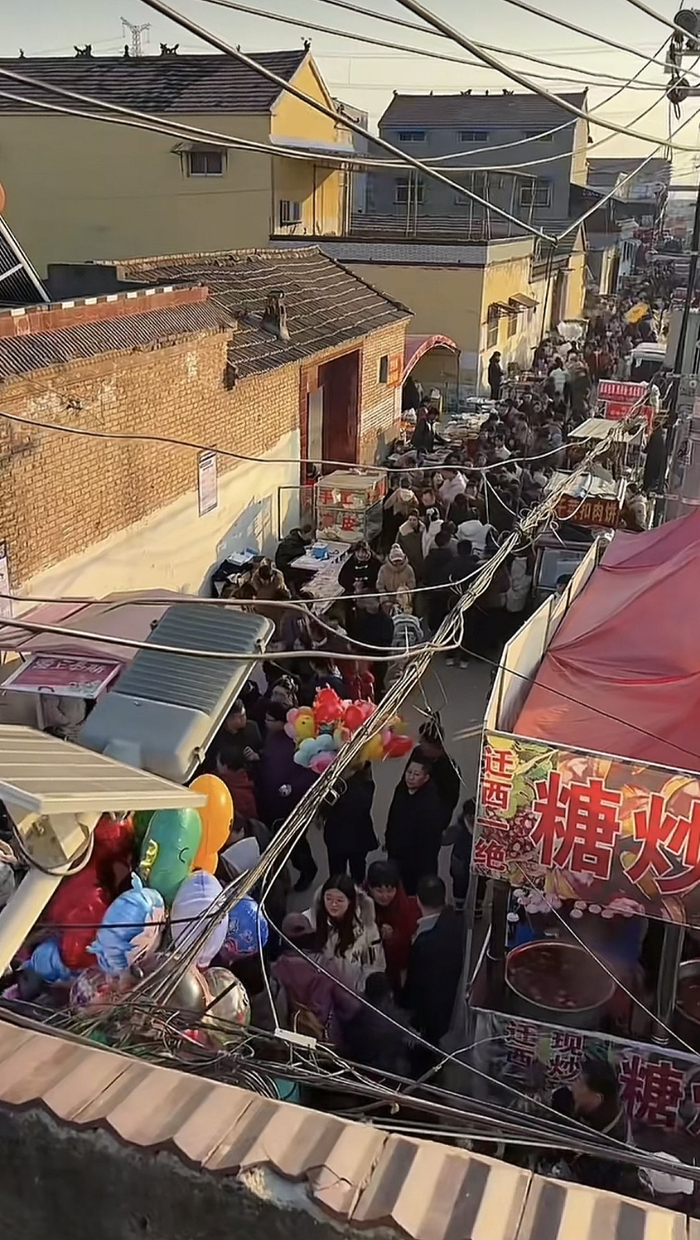 2026年1月2日，吳營村的街道上擠滿了游客。受訪者供圖