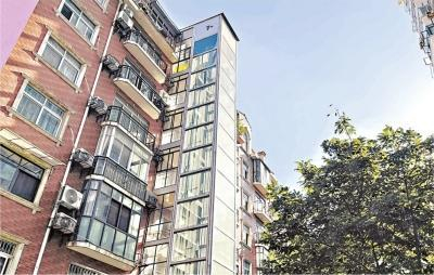 凤凰世纪家园小区加装的电梯。 记者杨荣峰 摄