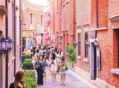 百年咸安坊吸引众多年轻人前来游玩。 记者胡冬冬 摄