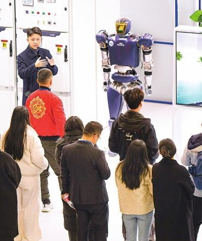 位于光谷的湖北人形机器人创新中心，已建成全国规模最大、场景最丰富的人形机器人专业训练平台。 新华社记者肖艺九 摄