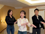 赵雅芝携子媳同框跳舞,动作整齐各显可爱