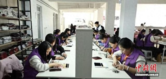 一枚小小的假睫毛正释放出巨大能量。柳林县融媒体中心供图