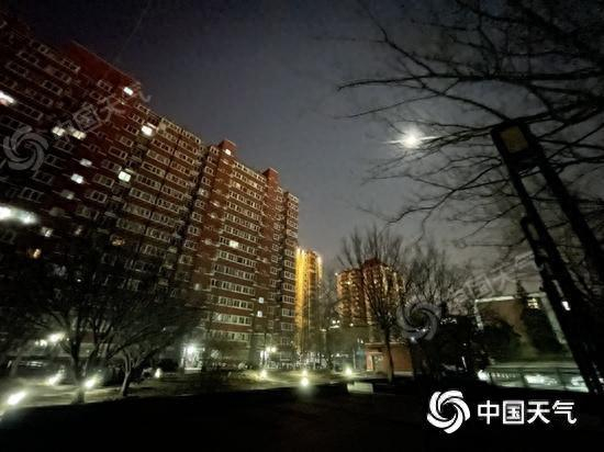 今天早晨，北京气温低迷，体感寒冷。（图/中国天气网 王晓）