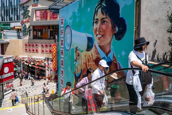 市民乘坐电梯离开云南昆明篆新滇池菜市  胡超 摄