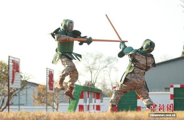 武警官兵开展刺杀对抗训练