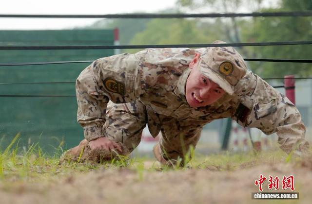 武警官兵通过低姿网训练