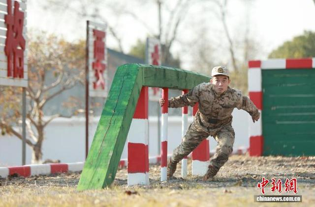 武警官兵开展训练