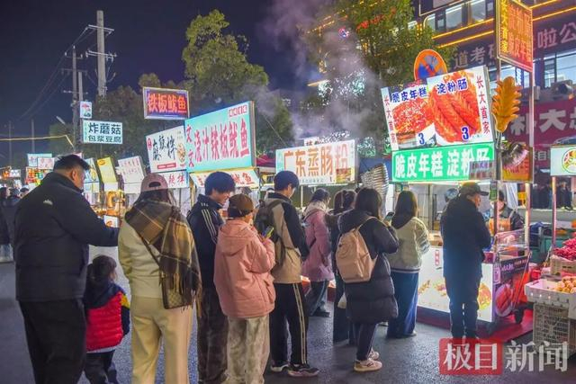 游客在何理夫妻的小吃摊前排队（极目新闻记者 黄志刚 摄）