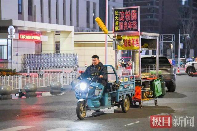 接近凌晨2时，何理在收摊回家途中（极目新闻记者 黄志刚 摄）