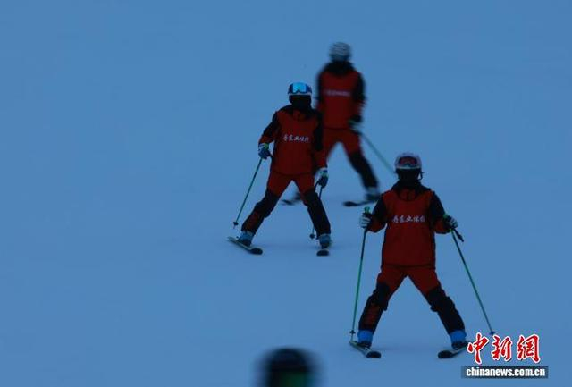 1月8日，丹东市民在国家级滑雪旅游度假地天桥沟滑雪场‌畅享冰雪运动的独特魅力。中新社记者 于海洋 摄 