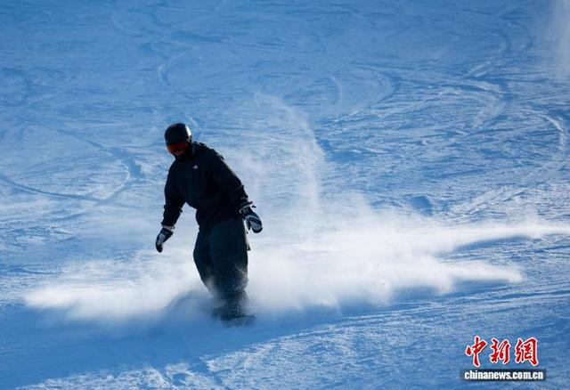 1月8日，丹东市民在国家级滑雪旅游度假地天桥沟滑雪场‌畅享冰雪运动的独特魅力。中新社记者 于海洋 摄 