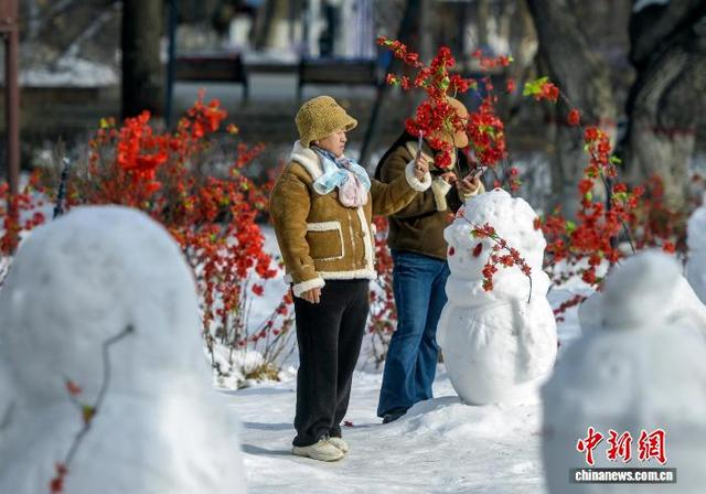 1月8日，新疆乌鲁木齐市人民公园，市民在公园里游玩。中新社记者 刘新 摄 