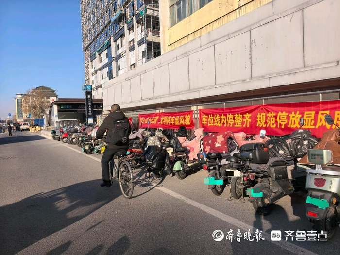 1月7日最佳情报|车辆乱停乱放占人行道影响交通，壹粉报料获奖|齐鲁晚报|官方|济南市|安全隐患|山东省_新浪新闻