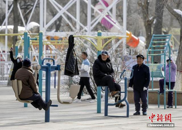 1月8日，新疆乌鲁木齐市人民公园，市民在公园里锻炼身体。中新社记者 刘新 摄 