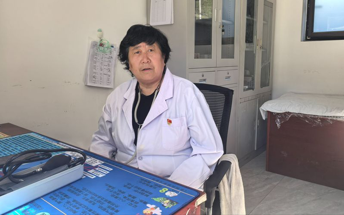 晋怀花在乡村医生办公室坐诊。首都文明办供图