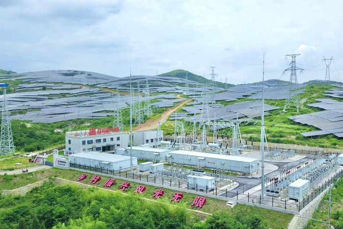   娄底光伏基地湖泉光伏电站全景图。（金轩 摄）
