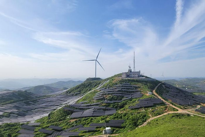   娄底光伏基地锡矿山光伏电站白果岭片区。（赵智能 摄）