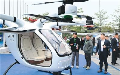 2025粤港澳大湾区低空经济高质量发展大会近日在广州举行。图为与会人士在大会展览区参观。新华社记者 卢汉欣摄