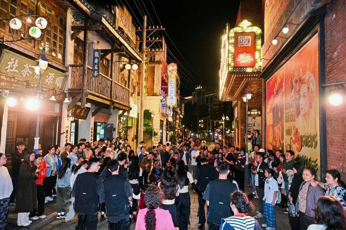市民游客在海口观澜湖电影公社游玩。