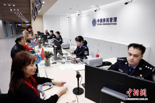 民众在长宁公安分局出入境管理支队红宝石路接待大厅办理出入境证件。中新网记者 殷立勤 摄