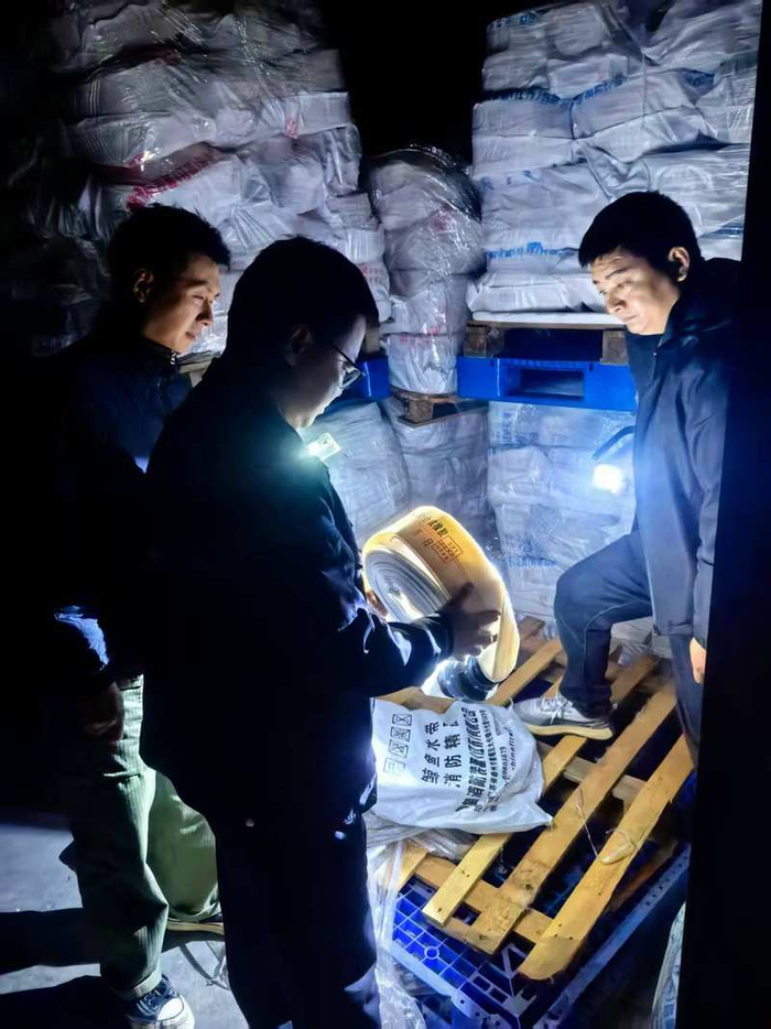 执法人员检查发现“上海鲸鱼牌”消防水带存在质量不合格情况。上海警方供图