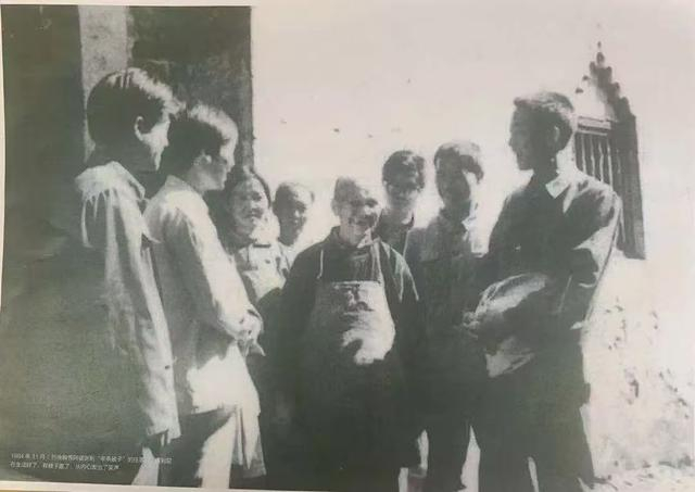 1984年11月7日，徐解秀向记者和群众讲述半条被子的故事（罗开富摄）